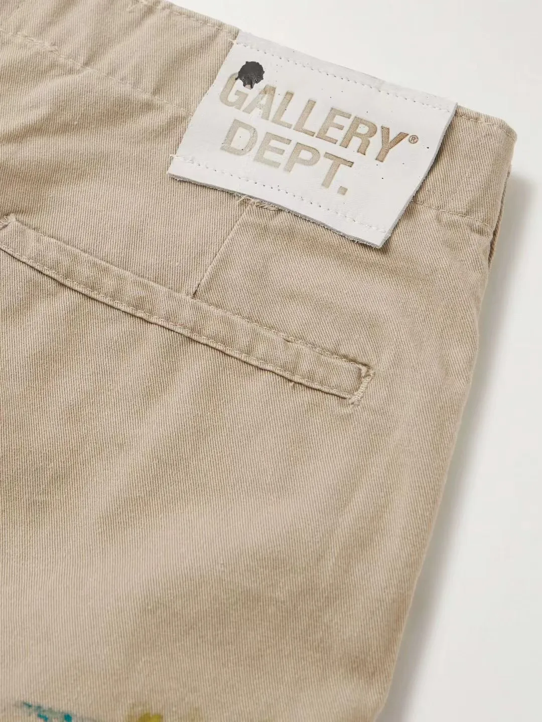 GALLERY DEPT. RICKY SHORT/KHAKI Splash-ink knife-cut khaki work shorts, khaki color 30-32-34-36 code, re-adjusted version, re-washed to make old VINTAGE, hand-made acrylic splash-ink graffiti, genuine cowhide steel stamped LOGO leather tag, original version with LOGO buttons
